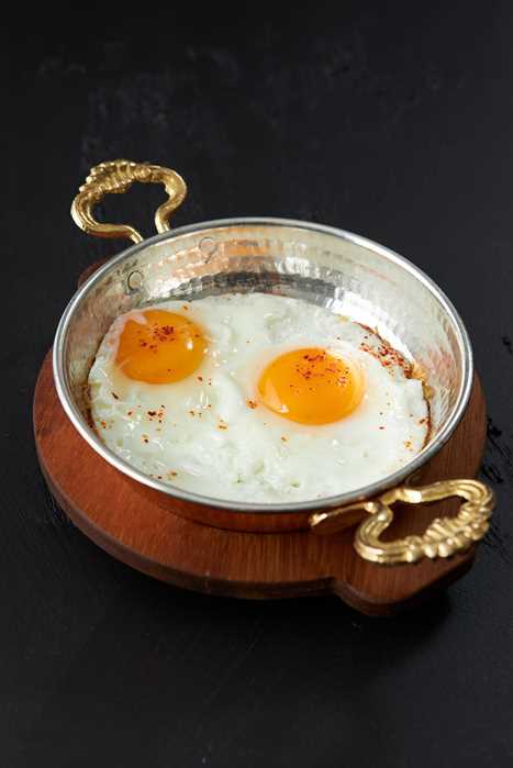 Sahanda Yumurta : Sade